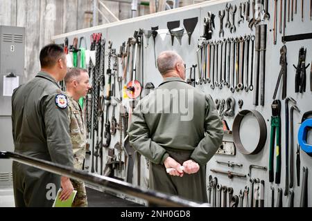 General Mark Kelly (rechts), Kommandeur des Air Combat Command und Kommandochef Master John Storms, Air Combat Command (links), besichtigen das Kraftwerk während eines Besuchs im Western Air Defense Sektor, Joint Base Lewis-McChord, Washington 4. Dezember 2022. WADS ist eine Air National Guard-Einheit, die den amerikanischen Himmel 7/365 als Teil der Operation Noble Eagle verteidigen soll. 225th Air Defense Squadron, 225th Support Squadron, Air National Guard, Washington Air National Guard, Western Air Defense Sector, Wads, Stockfoto