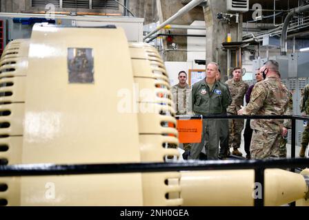 General Mark Kelly (Mitte), Kommandeur des Air Combat Command, erhält einen Überblick über die Kraftwerksgeneratoren von Master Sgt. Dan Raile (rechts), einem für die 225th Support Squadron verantwortlichen NCO, während eines Besuchs im Western Air Defense Sektor, Joint Base Lewis-McChord, Washington, 4. Dezember 2022. WADS ist eine Air National Guard-Einheit, die den amerikanischen Himmel 7/365 als Teil der Operation Noble Eagle verteidigen soll. 225th Air Defense Squadron, 225th Support Squadron, Air National Guard, Washington Air National Guard, Western Air Defense Sector, Wads, Stockfoto