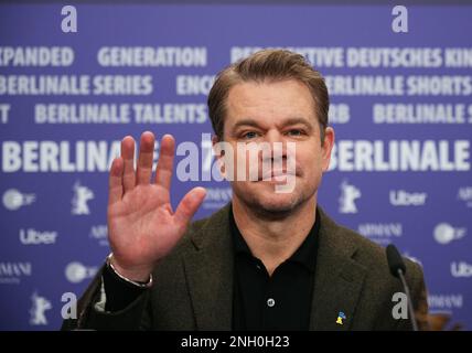 Berlin, Deutschland. 19. Februar 2023. Matt Damon, Schauspieler und Produzent, sitzt vor einem Berlinale-Poster auf der Pressekonferenz für den Berlinale-Film "Kiss the Future". Der Film wird bei der Berlinale Special Gala gezeigt. Das Internationale Filmfestival 73. findet bis zum 26. Februar 2023 statt. Kredit: Soeren Stache/dpa/Alamy Live News Stockfoto