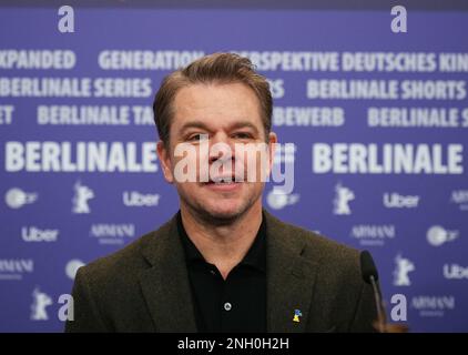 Berlin, Deutschland. 19. Februar 2023. Matt Damon, Schauspieler und Produzent, sitzt vor einem Berlinale-Poster auf der Pressekonferenz für den Berlinale-Film "Kiss the Future". Der Film wird bei der Berlinale Special Gala gezeigt. Das Internationale Filmfestival 73. findet bis zum 26. Februar 2023 statt. Kredit: Soeren Stache/dpa/Alamy Live News Stockfoto