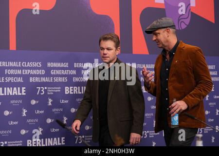 Berlin, Deutschland. 19. Februar 2023. Schauspieler und Produzent Matt Damon (l) und Regisseur Nenad Cicin-Sain (r) kommen zur Pressekonferenz für den Berlinale-Film "Kiss the Future". Der Film wird auf der Berlinale Special Gala gezeigt. Das Internationale Filmfestival 73. findet bis zum 26. Februar 2023 statt. Kredit: Soeren Stache/dpa/Alamy Live News Stockfoto