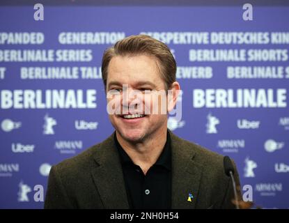 Berlin, Deutschland. 19. Februar 2023. Matt Damon, Schauspieler und Produzent, sitzt vor einem Berlinale-Poster auf der Pressekonferenz für den Berlinale-Film "Kiss the Future". Der Film wird bei der Berlinale Special Gala gezeigt. Das Internationale Filmfestival 73. findet bis zum 26. Februar 2023 statt. Kredit: Soeren Stache/dpa/Alamy Live News Stockfoto