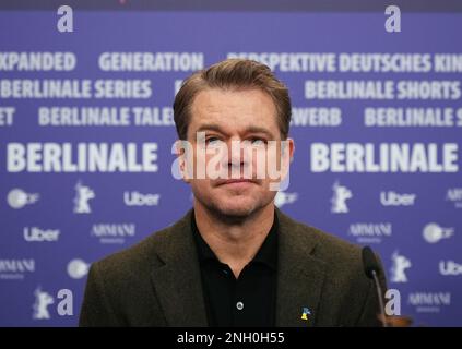 Berlin, Deutschland. 19. Februar 2023. Matt Damon, Schauspieler und Produzent, sitzt vor einem Berlinale-Poster auf der Pressekonferenz für den Berlinale-Film "Kiss the Future". Der Film wird bei der Berlinale Special Gala gezeigt. Das Internationale Filmfestival 73. findet bis zum 26. Februar 2023 statt. Kredit: Soeren Stache/dpa/Alamy Live News Stockfoto