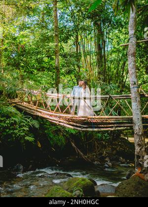 01. Juni 2022. Bali, Indonesien. Hochzeitstag mit einem stilvollen Paar im tropischen Wald. Stockfoto