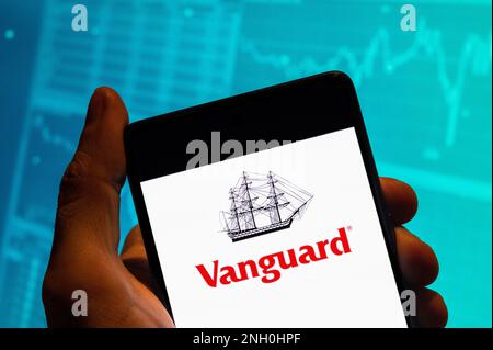 China. 15. Februar 2023. Auf diesem Foto ist das Logo des Investmentfonds- und ETFs-Unternehmens Vanguard für Maklerdienstleistungen auf einem Smartphone mit einem Diagramm des Börsenindex im Hintergrund zu sehen. (Kreditbild: © Budrul Chukrut/SOPA Images via ZUMA Press Wire) NUR REDAKTIONELLE VERWENDUNG! Nicht für den kommerziellen GEBRAUCH! Stockfoto