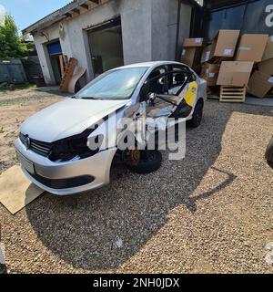 Tiflis, Georgien - 26. Juli 2022: Gebrochene graue Volkswagen Limousine Taxi Auto. Stockfoto