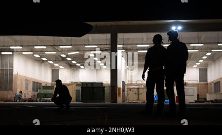 USA Die der 67. Aircraft Maintenance Unit zugeteilten Air Force Crewchefs führen während eines F-15C Eagle-Starts am Kadena Air Base, Japan, am 5. Dezember 2022 vor dem Flug Kontrollen durch. Kadenas Wartungsflugzeuge arbeiten rund um die Uhr, um sicherzustellen, dass die Anlagen des 18. Flügels jederzeit einsatzbereit sind. Stockfoto