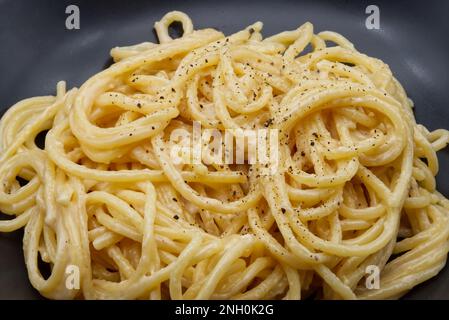 Spaghetti cacio e pepe isoliert auf weißem Hintergrund. Stockfoto