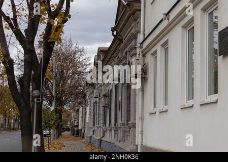 Chisinau, Moldawien - 30. Oktober 2022 - Ein Wandteppich der Zeit: Chisinaus historische Gebäude in Herbstpracht Stockfoto