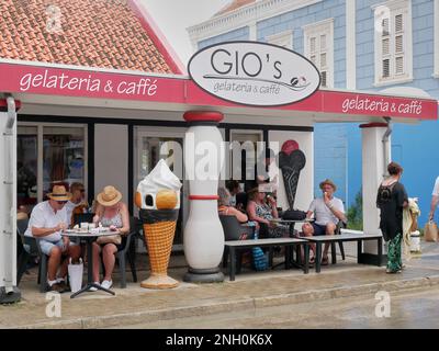 Urlauber genießen Eis und Kaffee in Gio's Gelateria und Kaffee bei warmem Wetter im Januar in Kralendijk, Bonaire, Leeward Antillen. Stockfoto