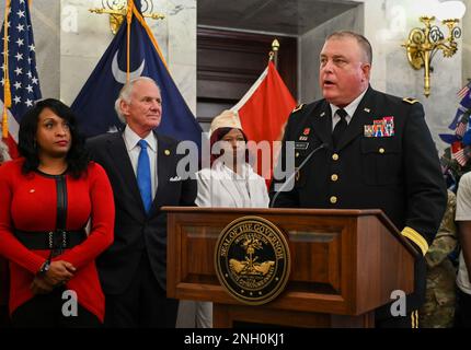 General Van McCarty, Adjutant General der US-Armee, führt zusammen mit Gouverneur Henry McMaster, Vertretern der Gold Star Mütter-Vereinigung und Familien der Mitglieder der South Carolina National Guard eine Lichterungs- und Einweihungszeremonie „Tree for the Fallen“ im State House in Columbia, South Carolina, durch. 5. Dezember 2022. Der Baum wird während der Feiertage im Staatshaus zu Ehren aller Mitglieder des gefallenen Dienstes in South Carolina ausgestellt. Stockfoto