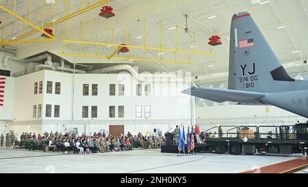 Mitglieder des Luftwaffenstützpunkts Andersen versammeln sich in Hangar 5 während der Operation Christmas Drop Push-Zeremonie auf Andersen AFB, Guam, 5. Dezember 2022. Operation Christmas Drop 2022 liefert über 200 Ablieferungen auf 56 Inseln im Pazifik, von denen über 23.000 Menschen profitieren. Stockfoto