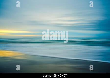 Sonnenuntergang am Strand, abstrakt. Bewegungsunschärfe abstrakte Meereslandschaft in hellen türkisfarbenen und gelben Farben, Kopierbereich Stockfoto