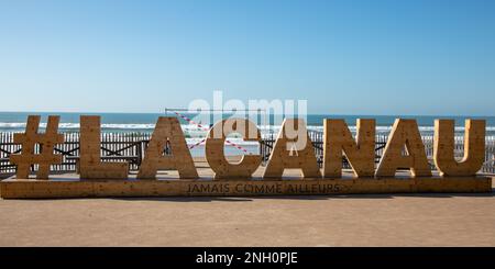 lacanau , Aquitaine Frankreich - 12 02 2023 : lacanau Stadt Ozean hölzerner Text Logo #lacanau Nummer Schild Hash Pfund Zeichen Marke der französischen Surfstadt Süd We Stockfoto