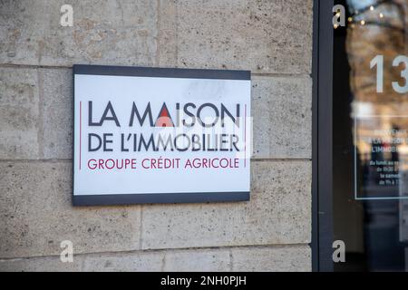 Bordeaux , Aquitaine France - 14 02 2023 : la maison de l'immobilier französische Gruppe Credit agricole Bank Logo und Textzeichen Eingang Immobilien Stockfoto