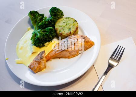 Lachsfilet mit Gemüse Stockfoto
