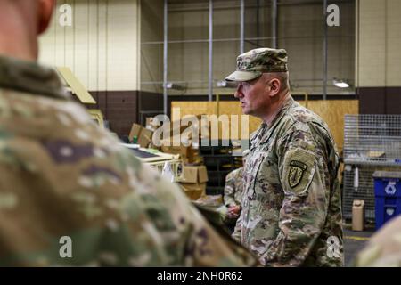 LT. Oberstleutnant Jeremey Secrest, Befehlshaber des 4. Bataillons, 1. Brigade der Sicherheitskräfte, Briefe während einer integrierten Probe des Beraters am 5. Dezember in Ft. Benning, Ga Die integrierte Probe des Beraters soll sicherstellen, dass die Berater verstehen, wie sie ausländische militärische Partner bei groß angelegten Kampfeinsätzen unterstützen und beraten werden. USA Militärfoto von Major Jason Elmore. Stockfoto