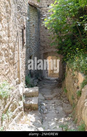 Enge Gasse im Dorf Oppede le Vieux in Frankreich Stockfoto