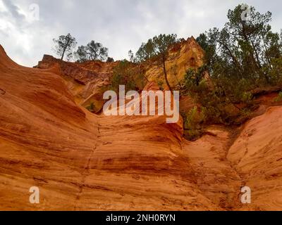 Landschaft mit natürlichen ockerfarbenen Felsen und das Tal im Naturpark Luberon Stockfoto