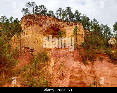 Rotocher landet in den orangefarbenen Hügeln des Naturparks Rustrel roussillon Stockfoto