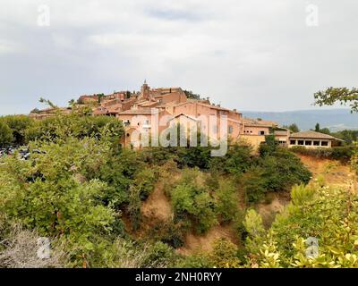 Rotocher Landdorf im Naturpark Rustrel roussillon orange Hügel in südfrankreich Stockfoto