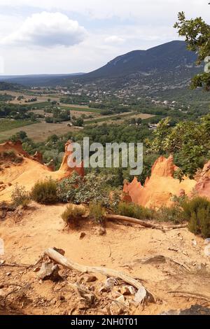 Natürliche Ocker landen im Naturpark Rustrel roussillon in den orangefarbenen Hügeln Stockfoto