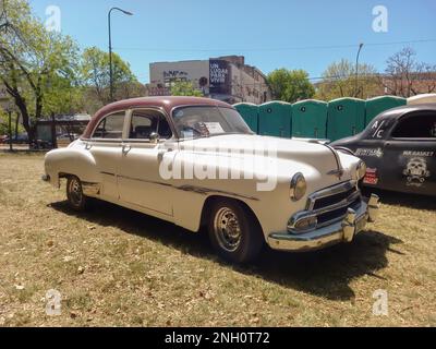 Old 1951 Chevrolet Chevy Deluxe 4-türige Limousine von GM in einem Park. Sonniger Tag. Natur, Gras, Bäume. Autoclasica 2022 Oldtimer-Show. Stockfoto