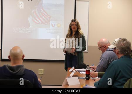 Layna Waege vom Fort McCoy Civil Personnel Advisory Center spricht am 5. Dezember 2022 während einer Onboarding-Sitzung in Fort McCoy, Wisconsin, mit neuen Teammitgliedern. Die Sitzung wurde von der Direktion Human Resources von Fort McCoy koordiniert und ist Teil eines neuen Onboarding-Prozesses bei der Installation, um neue Mitglieder des Installationsteams besser willkommen zu heißen. Dies spiegelt sich in der Service Culture Campaign des Army Installation Management Command wider. Stockfoto