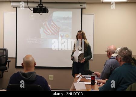 Layna Waege vom Fort McCoy Civil Personnel Advisory Center spricht am 5. Dezember 2022 während einer Onboarding-Sitzung in Fort McCoy, Wisconsin, mit neuen Teammitgliedern. Die Sitzung wurde von der Direktion Human Resources von Fort McCoy koordiniert und ist Teil eines neuen Onboarding-Prozesses bei der Installation, um neue Mitglieder des Installationsteams besser willkommen zu heißen. Dies spiegelt sich in der Service Culture Campaign des Army Installation Management Command wider. Stockfoto