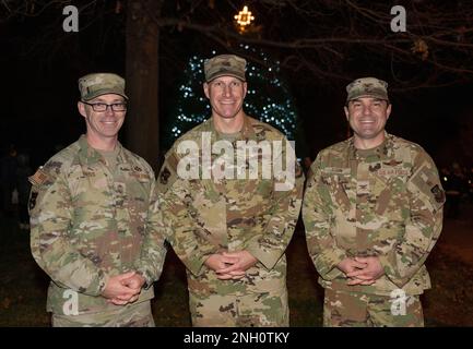 Von links: Chief Master Sgt. Timothy Bayes, 436. Airlift Wing Command Chief, Colonel Matt Husemann, 436. AW Commander, und Oberst Rusty Gohn, 436. AW Vice Commander, posieren für ein Foto während der Baumbeleuchtung auf dem Luftwaffenstützpunkt Dover, Delaware, 5. Dezember 2022. Die Feiertagsparade und die Zeremonie zur Beleuchtung der Bäume markieren den Beginn der Weihnachtssaison am Flughafen Dover AFB. Stockfoto