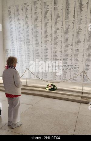 PEARL HARBOR (5. Dezember 2022) Rosie, die Botschafterin von Riveter, Marian Sousa, zollt gefallenen Mitgliedern des USS Arizona Memorial während einer Hafenrundfahrt im Rahmen der Pearl Harbor Remembrance zum 81. Jahrestag ihre Ehre. Der 7. Dezember 2022 ist das 81. Jahr seit den Angriffen auf Pearl Harbor und Oahu. Das US-Militär, der Bundesstaat Hawaii und der National Park Service veranstalten die ganze Woche über eine Reihe von Gedenkveranstaltungen, um den Mut und die Opfer derjenigen zu ehren, die im Pacific Theater gedient haben. Heute ist die US-Japan-Allianz ein Eckpfeiler des Friedens und der Sicherheit in einem freien A Stockfoto