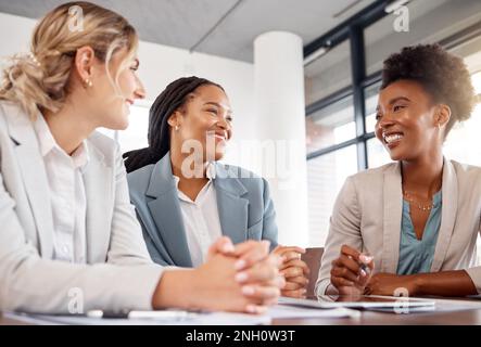 Unternehmen, Frauen und Meetings für Brainstorming, Teamarbeit und Diskussionen für neues Projekt, Termin und Zeitplan. Vielfalt, weibliche Mitarbeiter und Stockfoto