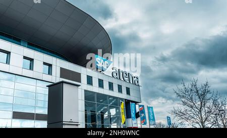 Mannheim, Deutschland - 19. Februar 2023: Aufbau und Logo der SAP Arena, Mehrzweckarena für Sportveranstaltungen und Konzerte, eine der Hightech-Besten Stockfoto