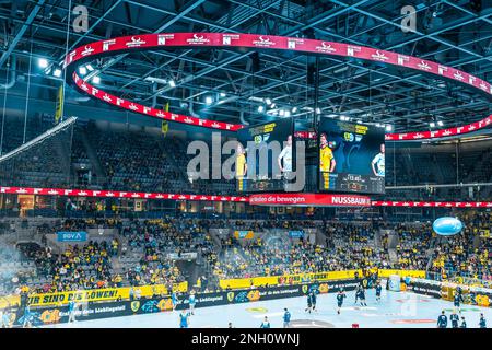 Mannheim, Deutschland - 19. Februar 2023: Handballspiel mit Zuschauern in der SAP Arena, einer der Hightech-Highlights in Europa Stockfoto