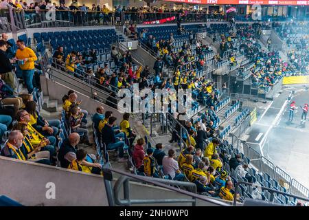 Mannheim, Deutschland - 19. Februar 2023: Handballspiel mit Zuschauern in der SAP Arena, einer der Hightech-Highlights in Europa Stockfoto