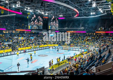 Mannheim, Deutschland - 19. Februar 2023: Handballspiel mit Zuschauern in der SAP Arena, einer der Hightech-Highlights in Europa Stockfoto