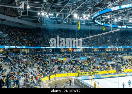 Mannheim, Deutschland - 19. Februar 2023: Handballspiel mit Zuschauern in der SAP Arena, einer der Hightech-Highlights in Europa Stockfoto