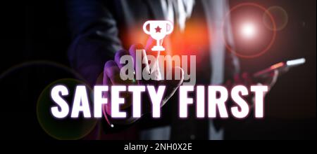 Schild mit Sicherheitshinweis, Konzept bedeutet Vermeidung unnötiger Risiken Leben sicher sein Vorsicht walten lassen Stockfoto