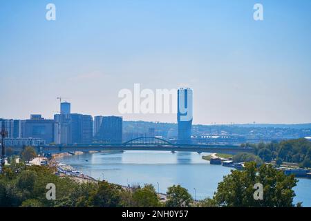 Landschaft von Belgrad, der Hauptstadt Serbiens, mit Wolkenkratzern und Blick auf das Ufer. Belgrad, Serbien - 08.26.2022 Stockfoto