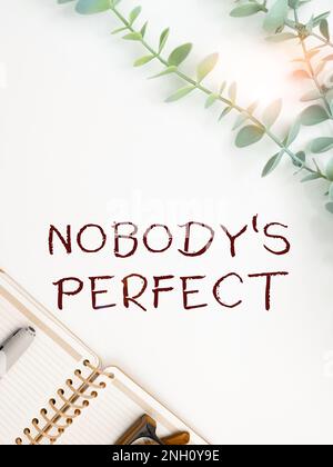 Schreiben mit Text Nobody's Perfect, Business Concept sagte immer, dass jeder Fehler macht oder Fehler macht Stockfoto