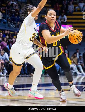 Haas Pavilion Berkeley Calif, USA. 19. Februar 2023. CA U.S.A. USC Guard Destiny Littleton (11) geht beim NCAA Frauen Basketballspiel zwischen USC Trojanern und den California Golden Bears auf den Korb. Kalifornien übertraf die USC 81-78 in der Verlängerung im Haas Pavilion Berkeley Calif Thurman James/CSM/Alamy Live News Stockfoto