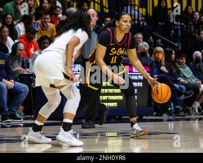 Haas Pavilion Berkeley Calif, USA. 19. Februar 2023. CA U.S.A. USC Guard Destiny Littleton (11) bringt den Ball auf den Platz während des NCAA Frauen Basketballspiels zwischen USC Trojanern und den California Golden Bears. Kalifornien übertraf die USC 81-78 in der Verlängerung im Haas Pavilion Berkeley Calif Thurman James/CSM/Alamy Live News Stockfoto