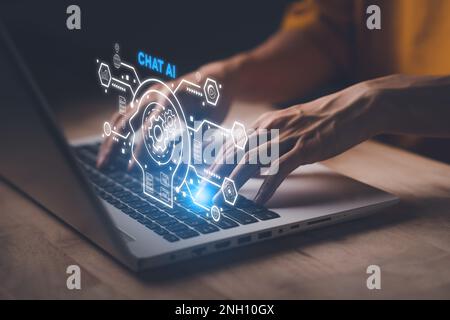 Chatbot wächst mit künstlicher Intelligenz oder KI. Geschäftsmann, der Notebook (Laptop) mit Chatbot von OpenAI verwendet. Futuristisches Technologiekonzept. Stockfoto