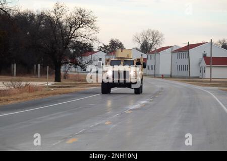 Mitarbeiter fahren am 5. Dezember 2022 in Fort McCoy, Wisconsin, ein Joint Light Tactical Vehicle (JLTV) durch das Kantonment. Das Joint Light Tactical Vehicle (JLTV) wurde entwickelt, um Nutzlast und Leistung wiederherzustellen, die aus leichten taktischen Fahrzeugen gehandelt wurden, um in den jüngsten Konflikten Schutz zu bieten, so die Armee. JLTV bietet Service-Mitgliedern mehr Optionen in einer geschützten Mobilitätslösung, die auch das erste Fahrzeug ist, das speziell für moderne Kampfstellennetzwerke gebaut wurde. Die JLTV-Fahrerschulung in Fort McCoy begann im Mai 2019. Stockfoto