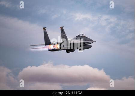 Ein F-15E Strike Eagle, der dem 17. Geschwader zugeteilt wurde, Nellis Air Force Base, Nevada, startet in die USA Air Force Weapons School Integration (WSINT) Übung am Nellis Air Force Base, Nevada, 5. Dezember 2022. WSINT sorgt dafür, dass das Personal weiter in einer gemeinsamen Umgebung exponiert wird, um die Einsatzbereitschaft zu gewährleisten und die Letalität zu erhöhen. Stockfoto