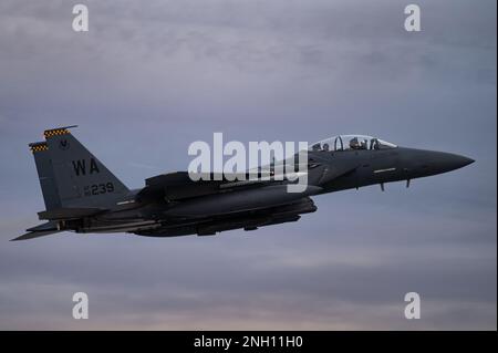 Ein F-15E Strike Eagle, der dem 17. Geschwader zugeteilt wurde, Nellis Air Force Base, Nevada, startet in die USA Air Force Weapons School Integrationsübung am Nellis Air Force Base, Nevada, 5. Dezember 2022. Der F-15E Strike Eagle ist ein Doppelkämpfer für Luft-zu-Luft- und Luft-zu-Boden-Missionen. Stockfoto