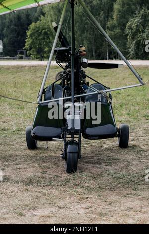 Motorisierter Drachenflieger am Boden. Extremsport Stockfoto