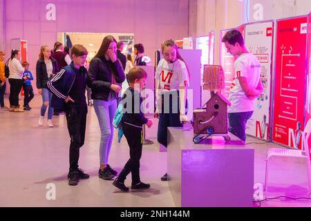 Roboterausstellung, Federal Tour MTS Robostations. Besucher mit Kindern sehen Roboter. Russland, Rostow am Don - 31 2019. März Stockfoto