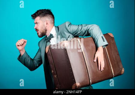 Diebstahl des Jahrhunderts. Lieferservice. Reise- und Gepäckkonzept. Hipster-Reisender mit Gepäck. Gepäckversicherung. Der Mann hat einen bärtigen Hipster groß gepflegt Stockfoto