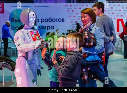 Roboterausstellung, Federal Tour MTS Robostations. Besucher mit Kindern interagieren mit Ausstellungen. Russland, Rostow am Don - 31 2019. März Stockfoto